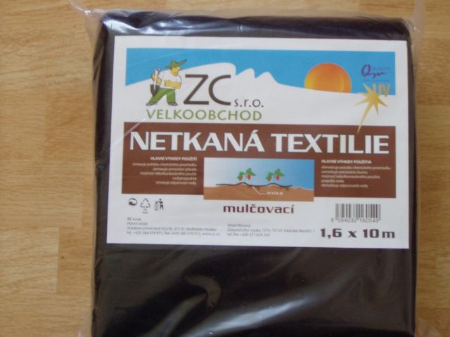 textilie černá